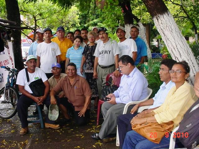 Los trabajadores en huelga conversan con el licenciado Alvaro Leiva Sanchez, de la CPDH